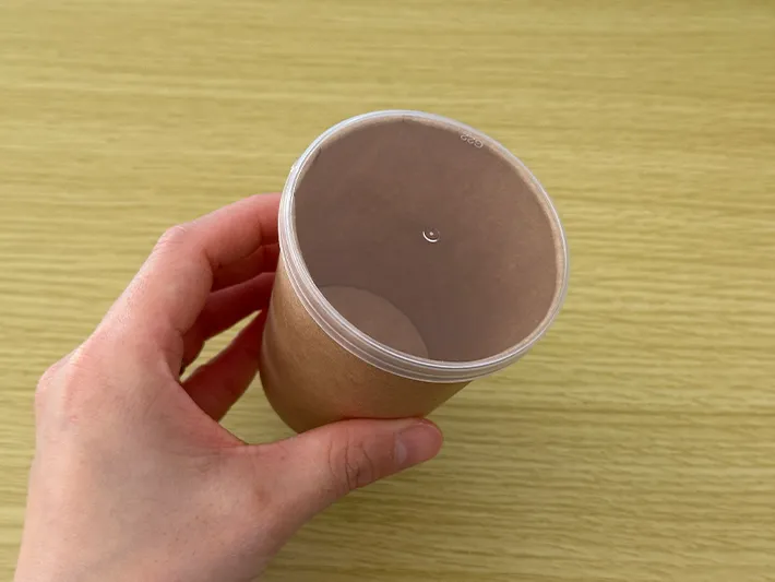 『プリングルズ』の蓋が紙コップにぴったりとはまった画像（撮影：grapeライフハック編集部）