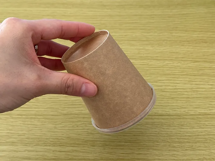 『プリングルズ』の蓋が紙コップにぴったりとはまった画像（撮影：grapeライフハック編集部）