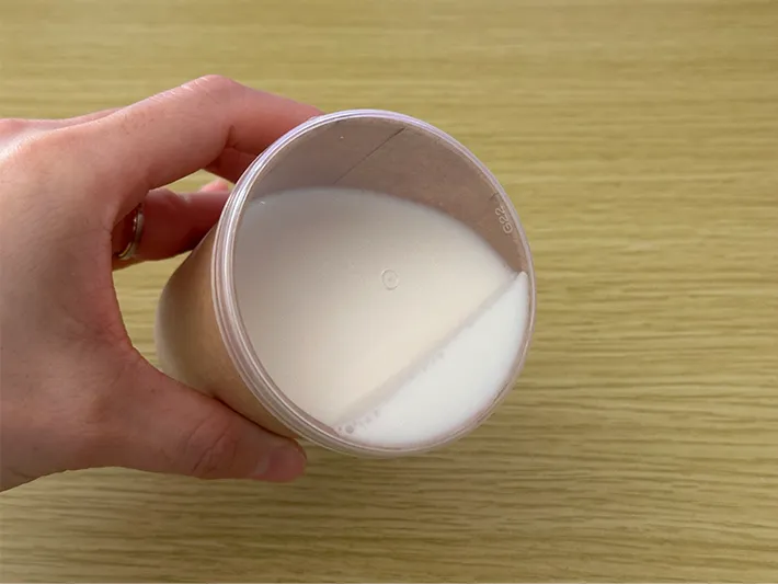 『プリングルズ』の蓋をはめて、牛乳が入った紙コップを倒した画像（撮影：grapeライフハック編集部）