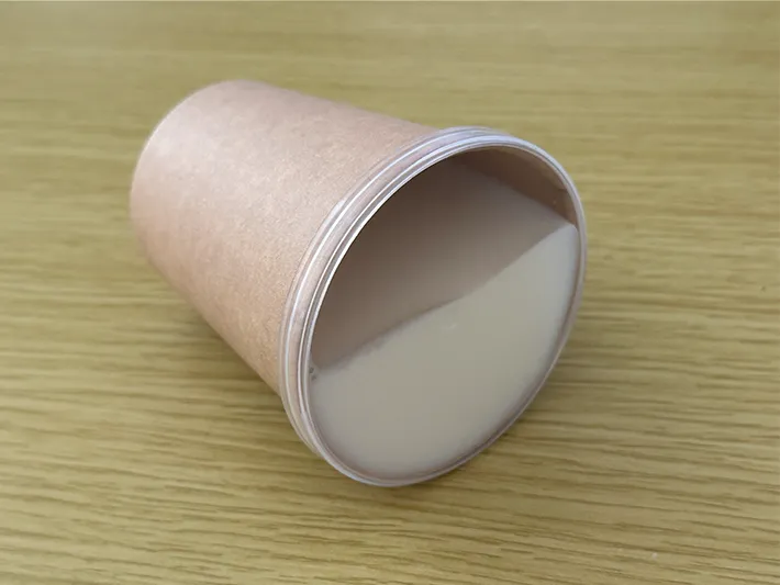 『プリングルズ』の蓋をはめて、牛乳が入った紙コップを倒した画像（撮影：grapeライフハック編集部）