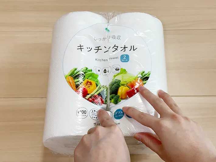 キッチンペーパーの外装ビニールをカッターで切っている画像（撮影：grapeライフハック編集部）