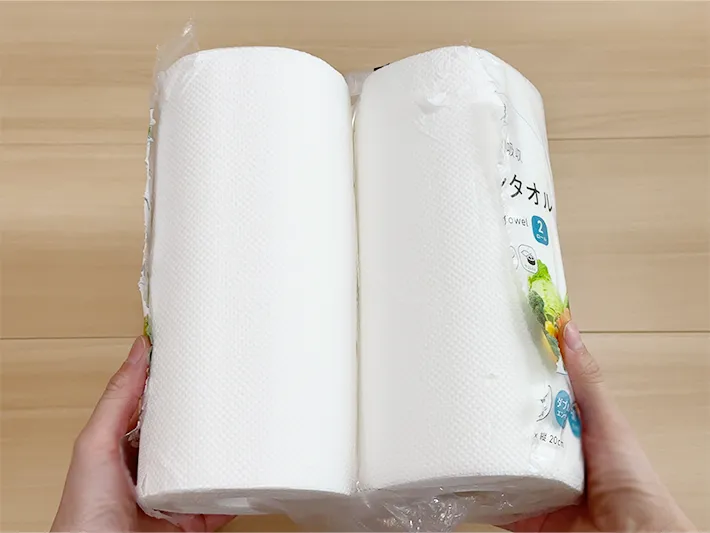カッターで外装ビニールを切ったキッチンペーパーを開いている画像（撮影：grapeライフハック編集部）
