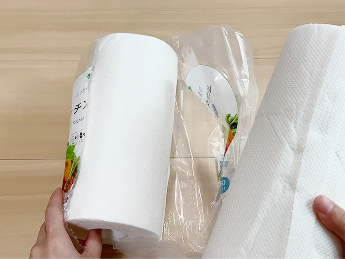 外装ビニールからキッチンペーパーを1つ取り出している画像（撮影：grapeライフハック編集部）