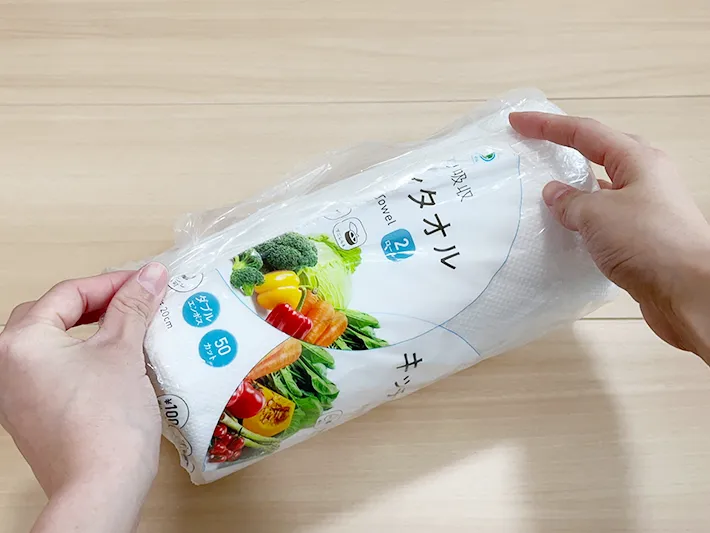 残ったキッチンペーパーに外装ビニールを被せている画像（撮影：grapeライフハック編集部）