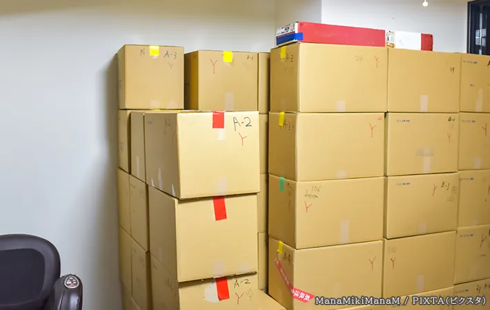 ガムテープで色分けされたダンボールの写真