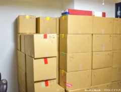 ガムテープで色分けしたダンボールの写真