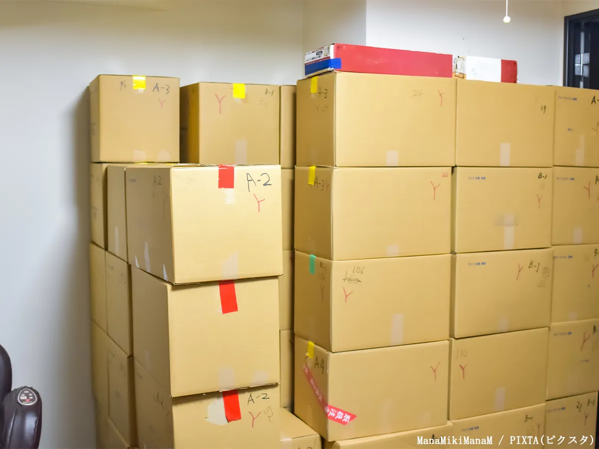 ガムテープで色分けしたダンボールの写真