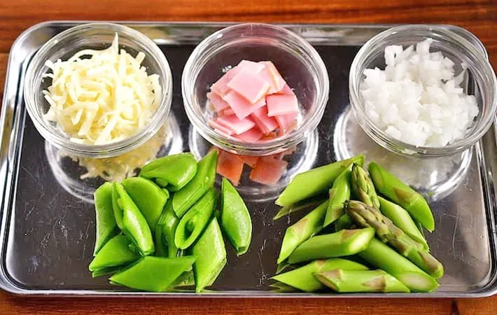 『春野菜のケークサレ』を作る写真（撮影：小泉明代）