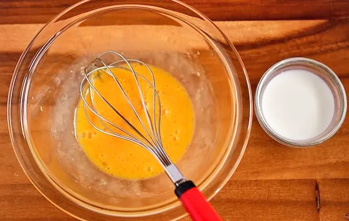 『春野菜のケークサレ』を作る写真（撮影：小泉明代）