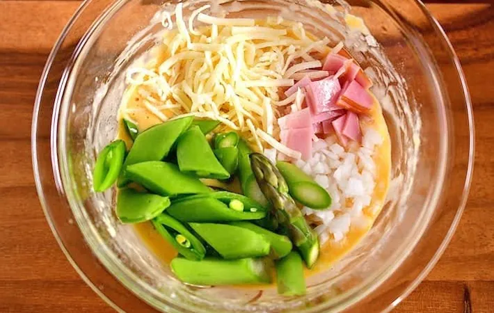 『春野菜のケークサレ』を作る写真（撮影：小泉明代）