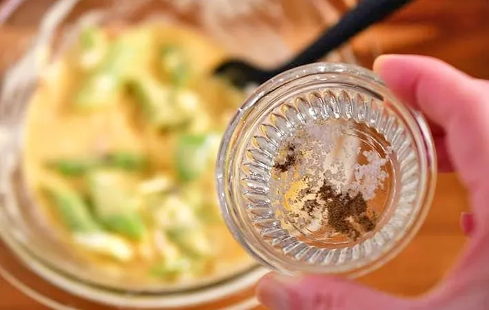 『春野菜のケークサレ』を作る写真（撮影：小泉明代）