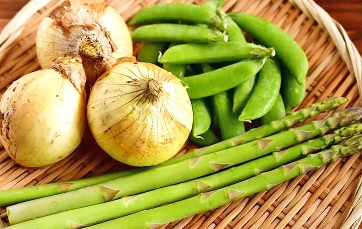 『新玉ねぎとスナップエンドウとアスパラガス』の写真（撮影：小泉明代）