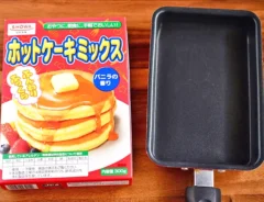 『ホットケーキミックスとフライパン』の写真（撮影：小泉明代）