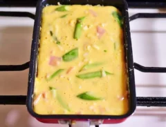 『春野菜のケークサレ』を作る写真（撮影：小泉明代）