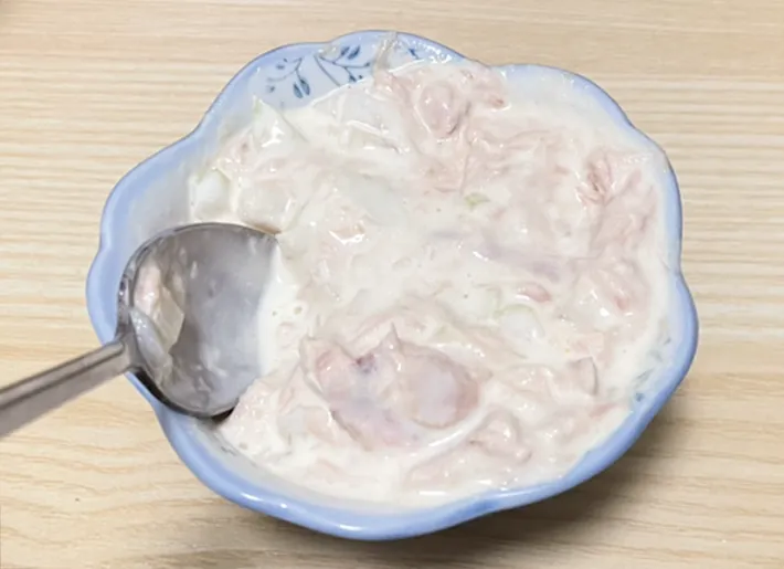 ツナとマヨネーズ、タマネギを混ぜる写真（撮影：grape芸能編集部）
