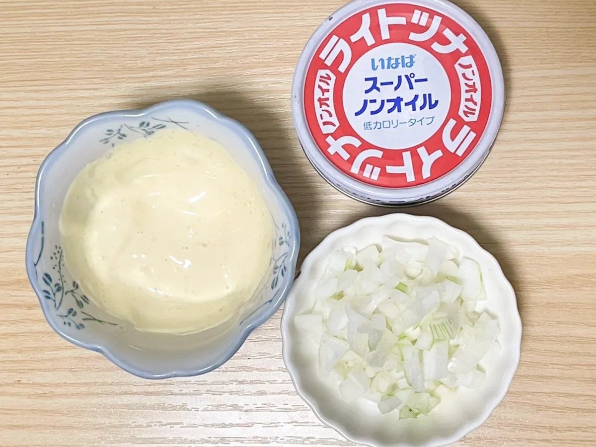 ツナ缶、タマネギ、マヨネーズの写真(撮影:grape芸能編集部)
