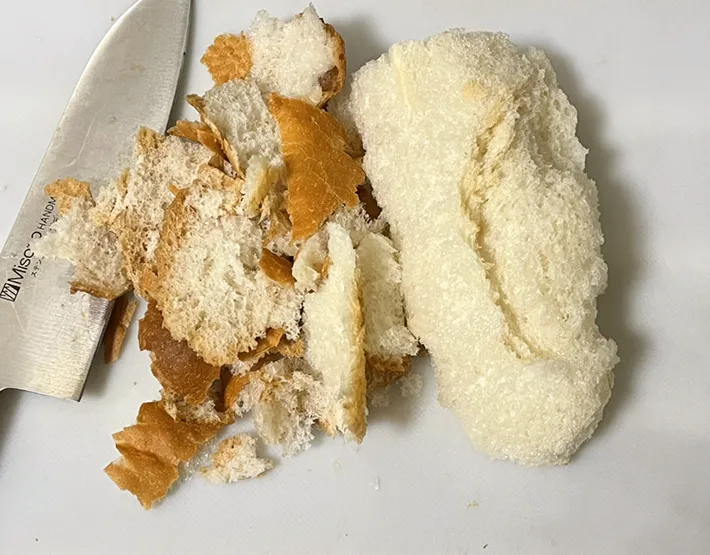 回りの茶色い部分を切り落としたフランスパンの写真（撮影：grape芸能編集部）