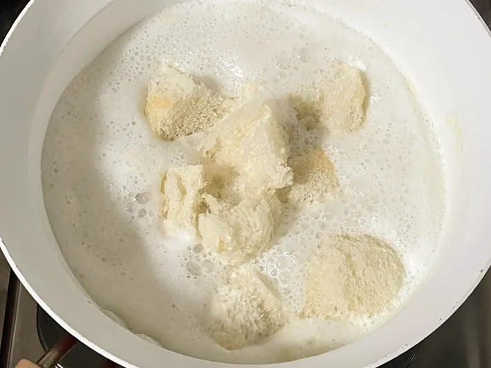 フランスパンを鍋に入れた写真（撮影：grape芸能編集部）