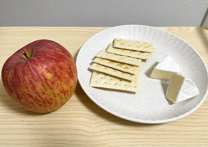 リンゴ、クラッカー、チーズの写真（撮影：grape芸能編集部）