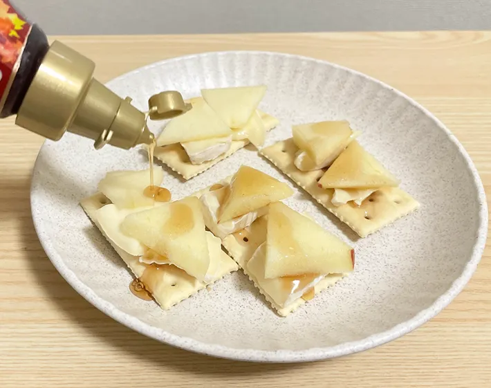 メープルシロップをかける写真（撮影：grape芸能編集部）