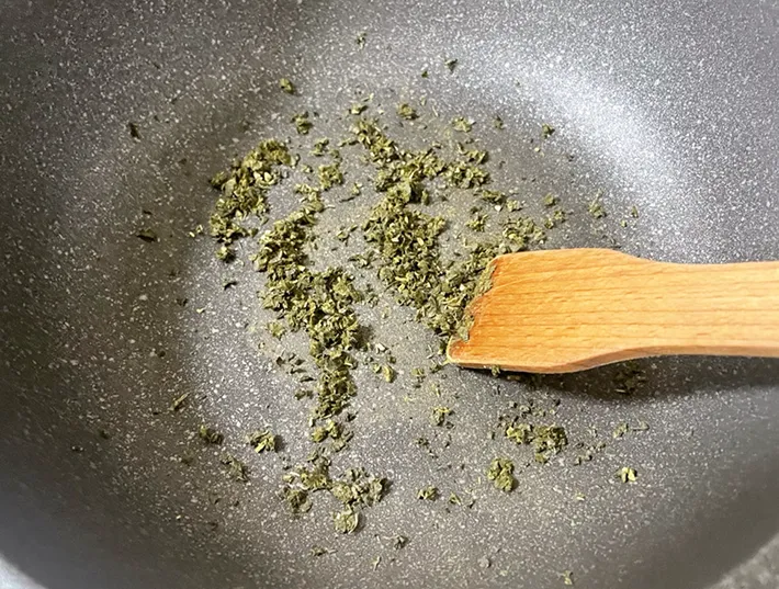 緑茶の茶葉をフライパンで炒める写真（撮影：grape芸能編集部）