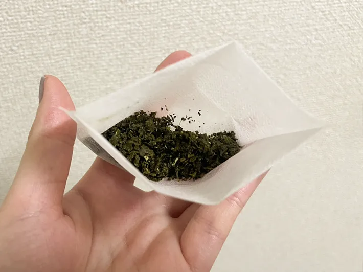 『お茶パック』に茶葉を入れた写真（撮影：grape芸能編集部）
