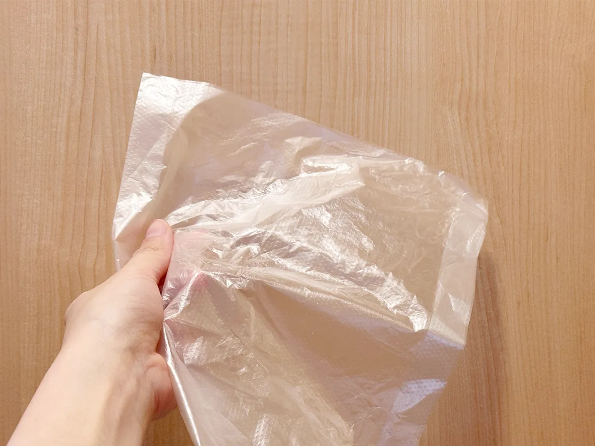 ポリ袋を手に持っている画像(撮影:grapeライフハック編集部)