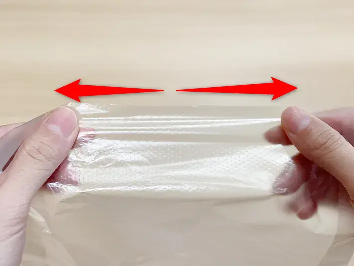 ポリ袋を外側に引っ張っている画像（撮影：grapeライフハック編集部）