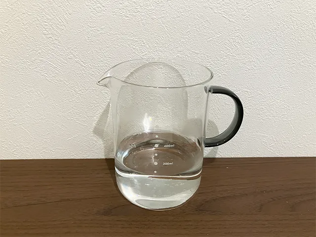 お湯を耐熱容器に注いだ場面（撮影：grapeライフハック編集部）