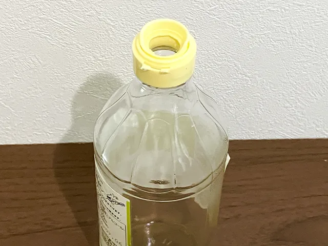 瓶を机に置いた場面（撮影：grapeライフハック編集部）