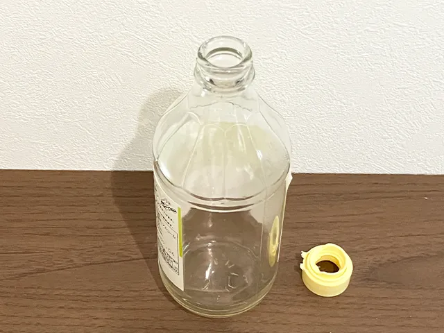 瓶と蓋を分けた場面（撮影：grapeライフハック編集部）