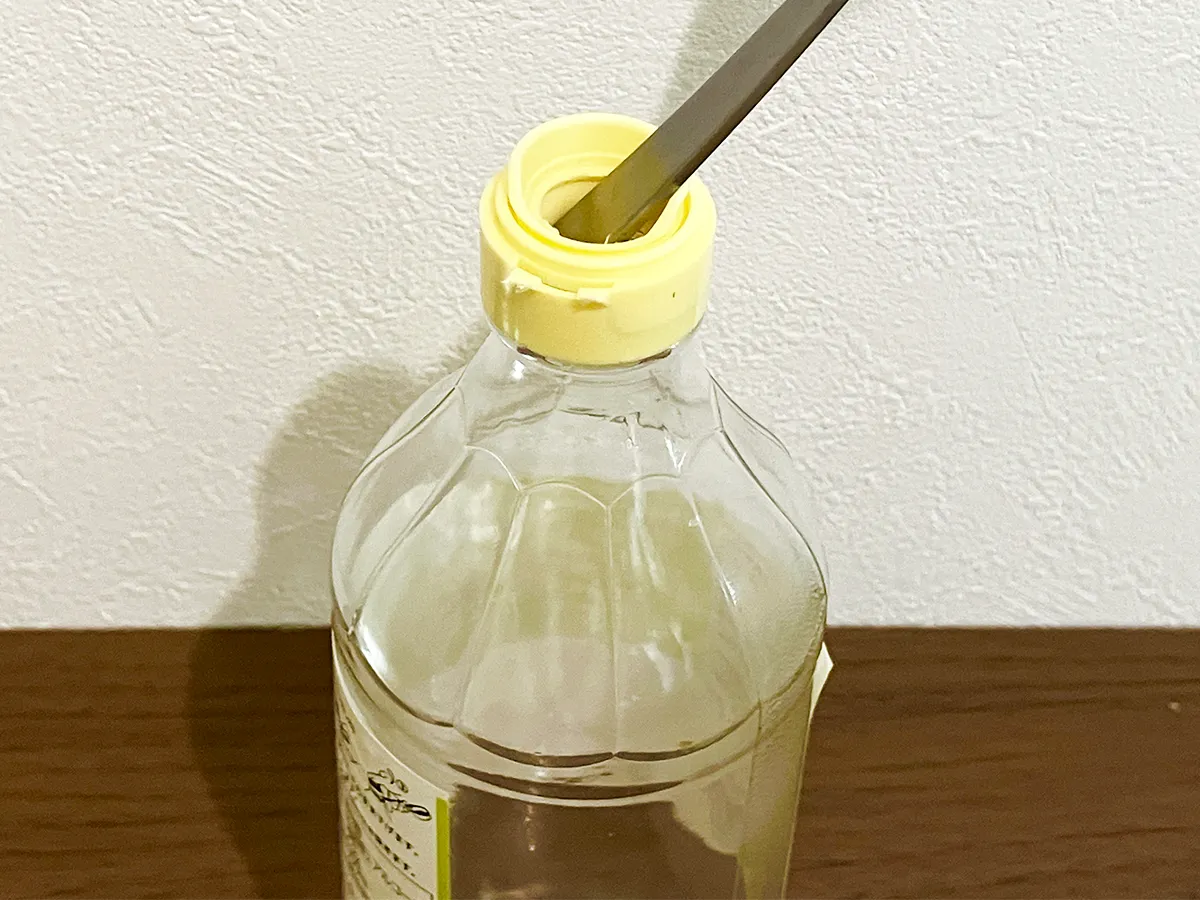 瓶の蓋をスプーンで外した場面(撮影:grapeライフハック編集部)