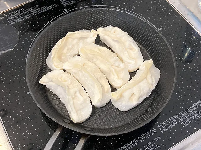 餃子をフライパンに並べた場面（撮影：grapeフード編集部）