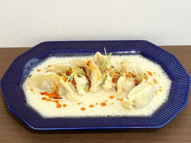 『豆乳ラー油餃子』が完成した場面（撮影：grapeフード編集部）
