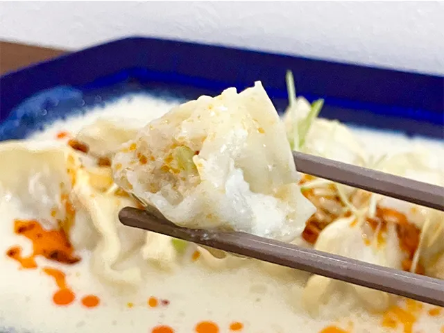 『豆乳ラー油餃子』を持ち上げた場面（撮影：grapeフード編集部）