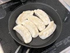 餃子をフライパンに並べた場面（撮影：grapeフード編集部）