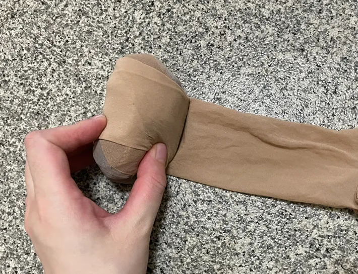 靴下をストッキングに入れて丸める写真（撮影：grapeライフハック編集部）