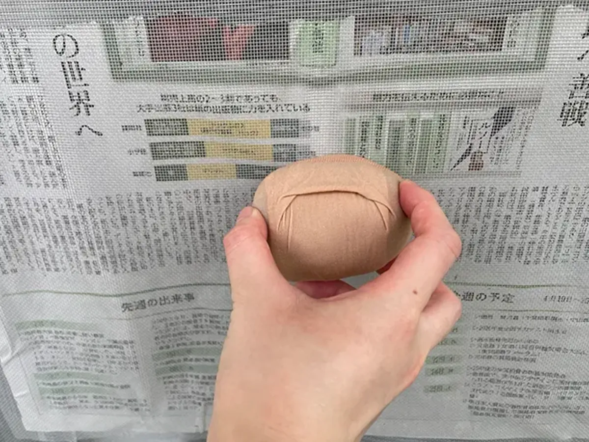 ストッキングで網戸を掃除する写真（撮影：grapeライフハック編集部）