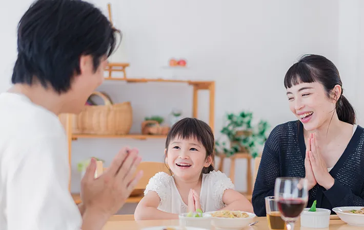 食事をする家族の写真