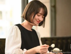 アイスを食べる女性の写真