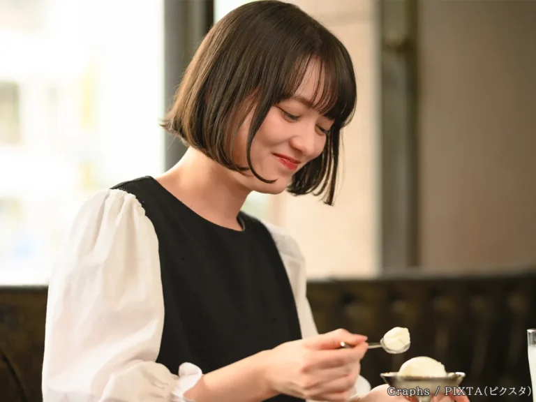 アイスを食べる女性の写真