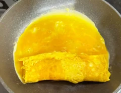 玉子焼きを作る写真（撮影：grapeフード編集部）