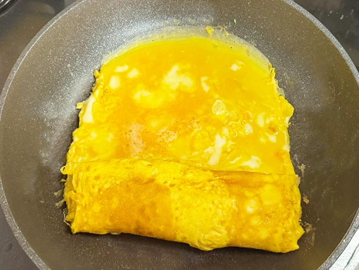 玉子焼きを作る写真（撮影：grapeフード編集部）