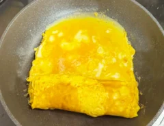 玉子焼きを作る写真（撮影：grapeフード編集部）