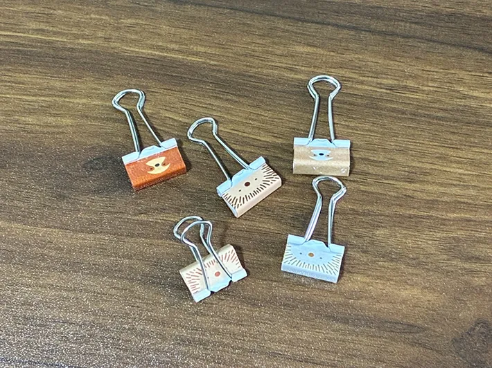 机に置かれたダブルクリップの写真（撮影：grapeライフハック編集部）