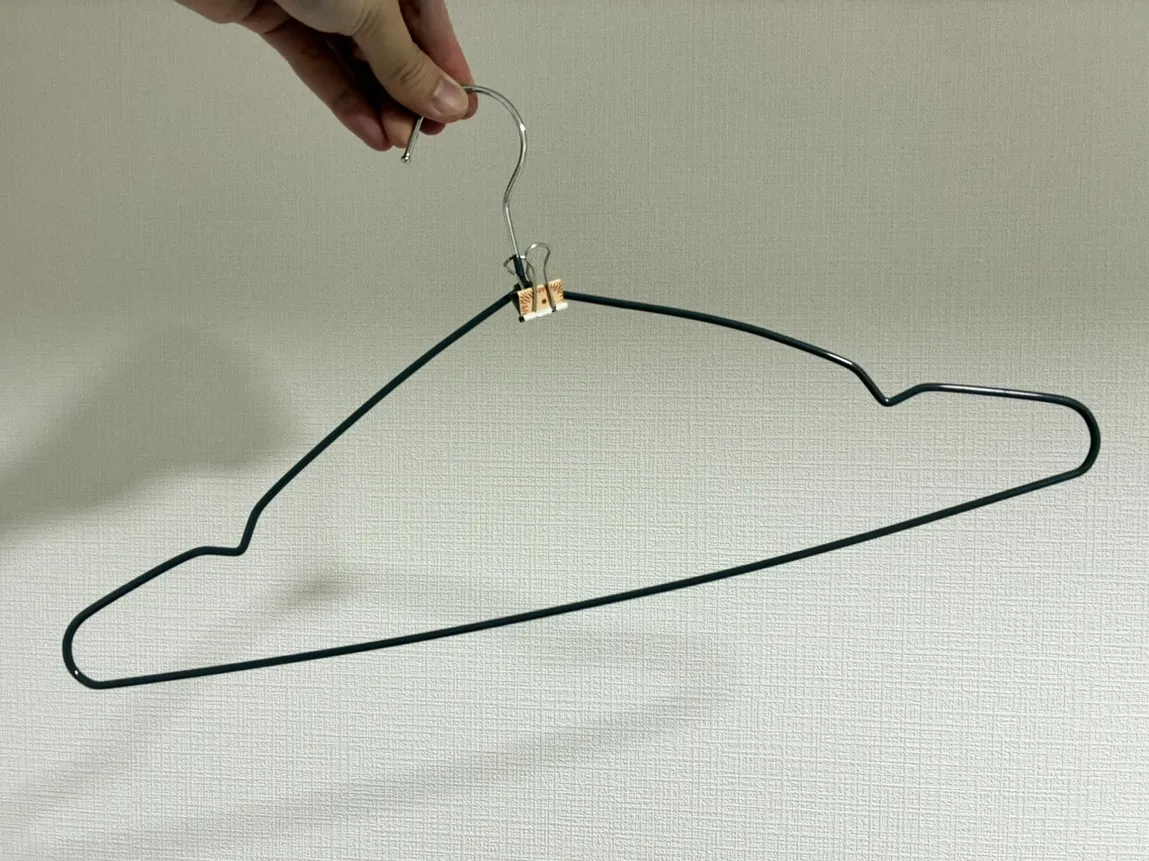 指でつかんだハンガーの写真（撮影：grapeライフハック編集部）