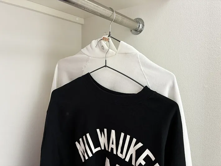 2着の服をかけたハンガーの写真（撮影：grapeライフハック編集部）