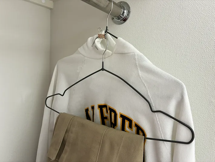 パーカーとパンツをかけたハンガーの写真（撮影：grapeライフハック編集部）