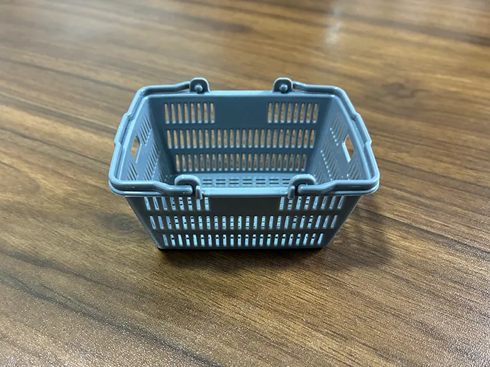 机の上に置かれた買い物かごのミニチュアの写真（撮影：grapeライフハック編集部）