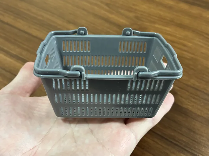 手のひらに乗った買い物かごのミニチュアの写真（撮影：grapeライフハック編集部）